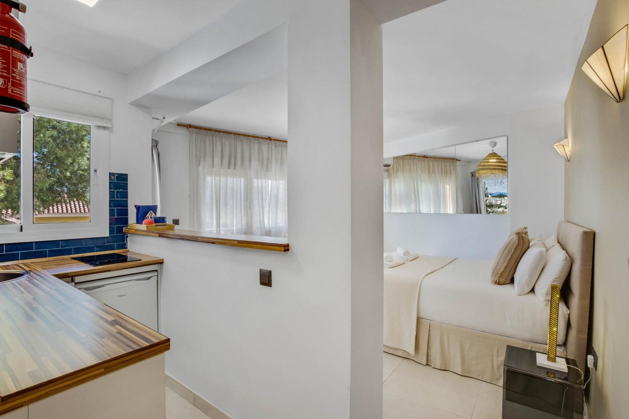 Shiny Studio With Pool & Carihuela Beach At 500M Торремолинос Экстерьер фото